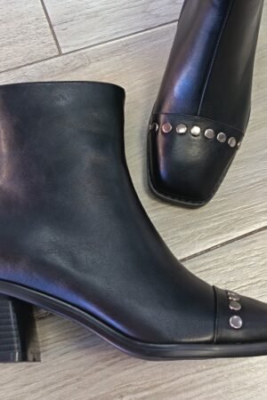 BOTÍN MUJER CON TACHUELAS AZAREY