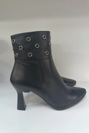 BOTIN DE MUJER ADORNO DE TACHAS EN EL TOBILLO DESIREE